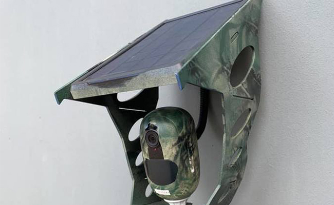 La cámara de seguridad está pintada en camuflaje para esconderla del medio ambiente.