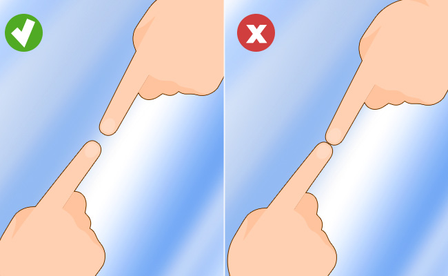 Esta imagen muestra cómo consultar con un dedo si hay una cámara oculta en el espejo