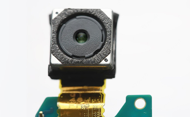 Esta imagen muestra componentes electrónicos que las personas usan para cámaras ocultas.