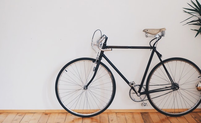 Lleve la bicicleta a la casa para evitar el robo de una bicicleta